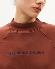 HERE COMES THE SUN COFFEE SWEATSHIRT von THINKING MU